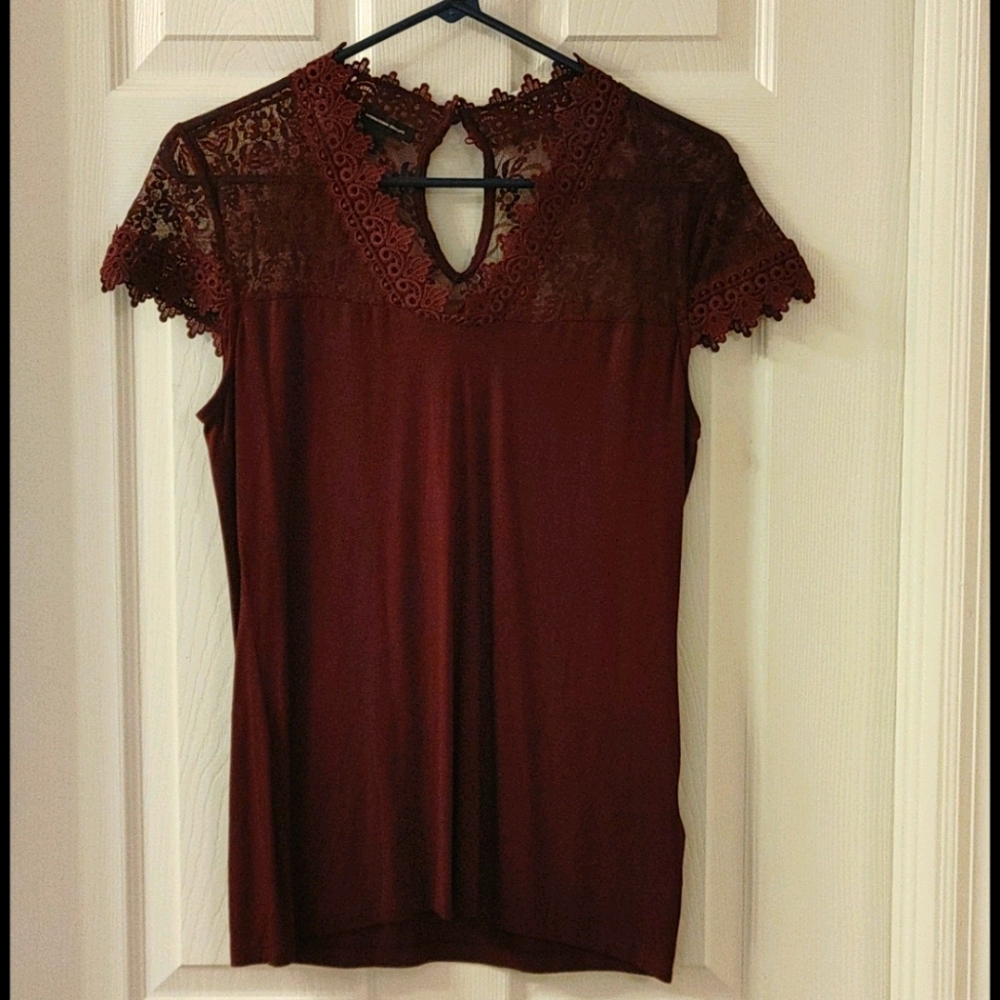Blouse with lace sleeves